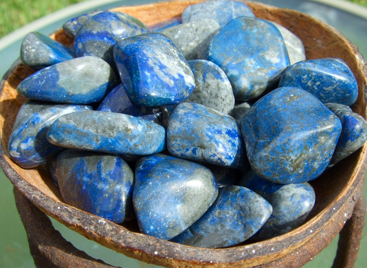 Греческое название камня. Lapis Lazuli камень. Камень серо-зеленый лазурит. Уральские Самоцветы -темно-синий камень. Лазурит бирюза камень талисман.